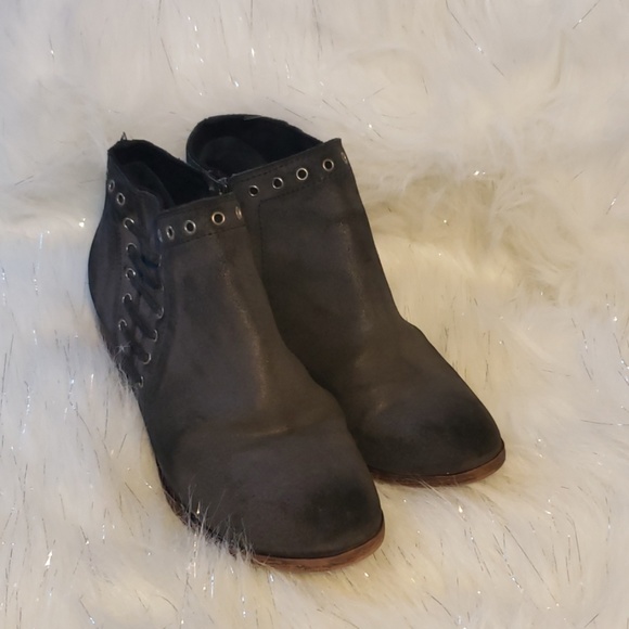 Minnetonka Shoes - Women's Minnetonka Brenna Boot. Sz 9.5